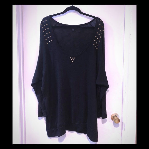 Euc Torrid 5x black sweater w/ gold pyramid studs - Picture 1 of 2